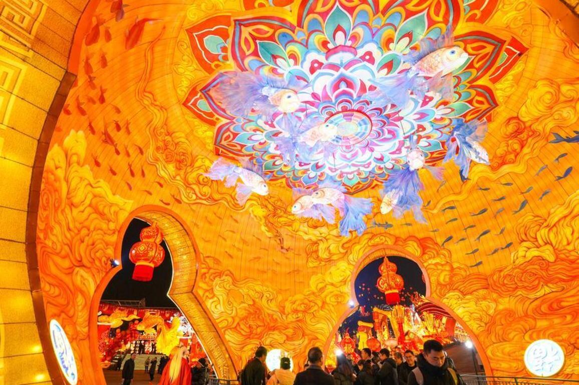 Traditional lantern lights up China's night economy