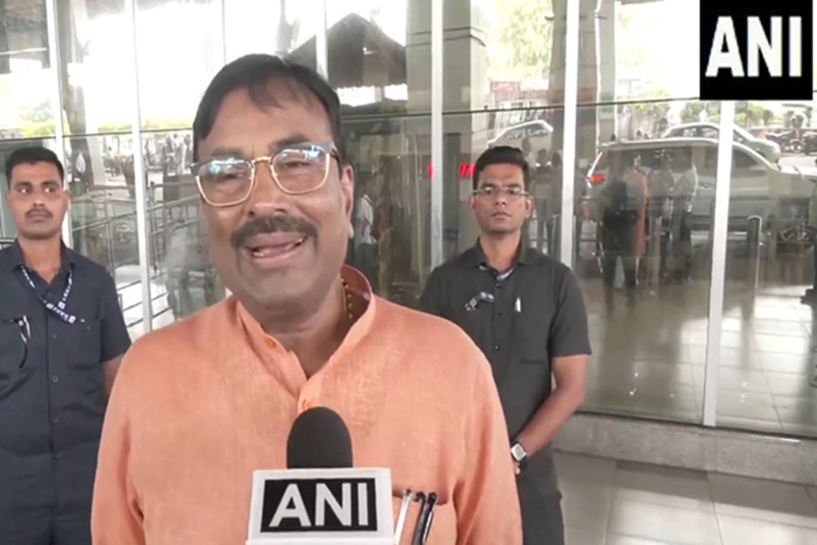 "No can drown, beat someone in sea...": BJP MLA Sudhir Mungantiwar on Raj Thackeray's remark against Nishikant Dubey