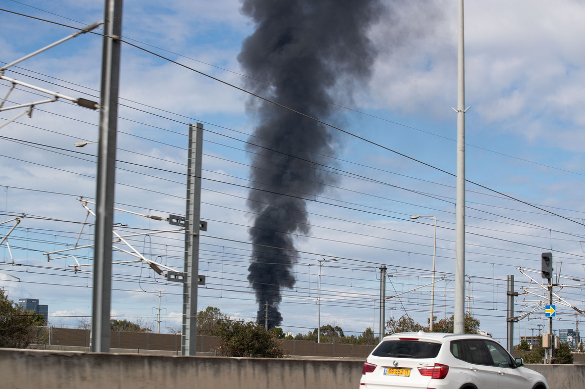 Photo Flash | Thick smoke seen from building in Tel Aviv -- media