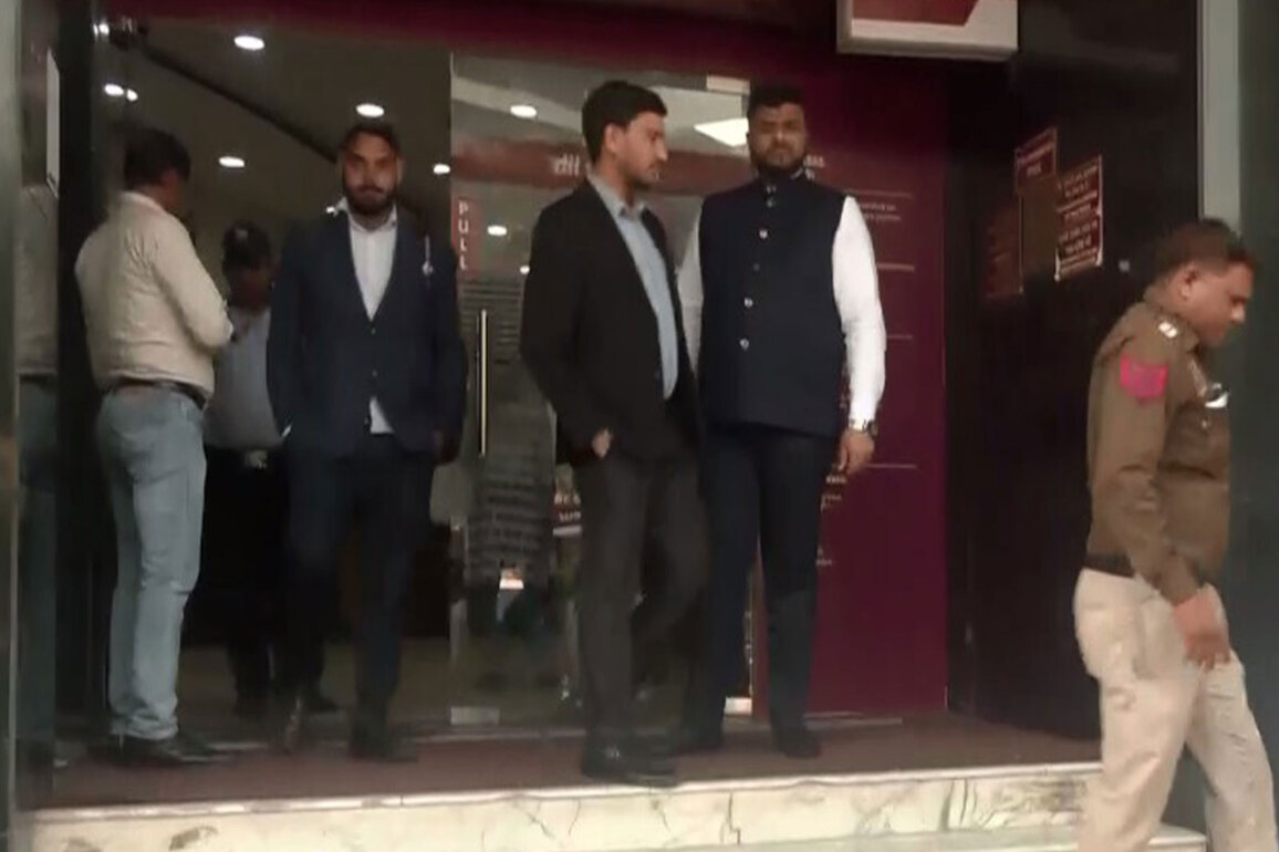 Delhi: Axis Bank at Statesman House receives bomb threat via email