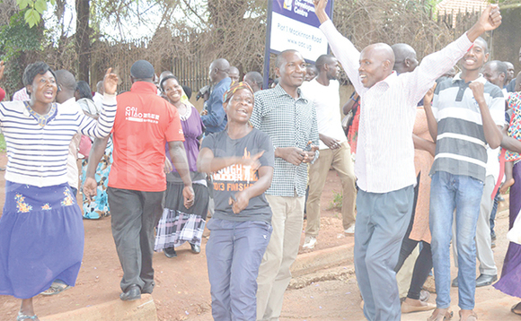Abatuuze b’e Lusanja nga bajaganya oluvannyuma lw’omusango gwabwe okusalibwa. Abatuuze b’e Lusanja nga bajaganya oluvannyuma lw’omusango gwabwe okusalibwa.