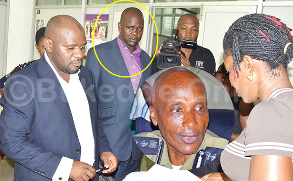 Kiwanuka (ku kkono) ne Mungasa awaabidde Kayihura nga bateekayo omusango mu kkooti. Kiwanuka (ku kkono) ne Mungasa awaabidde Kayihura nga bateekayo omusango mu kkooti.