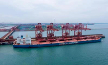 Operação de minério de ferro no porto de Qingdao, na China