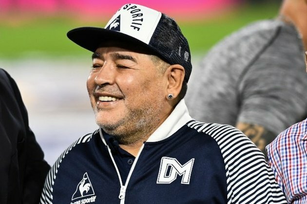 Diego Maradona extends contract with Gimnasia y Esgrima