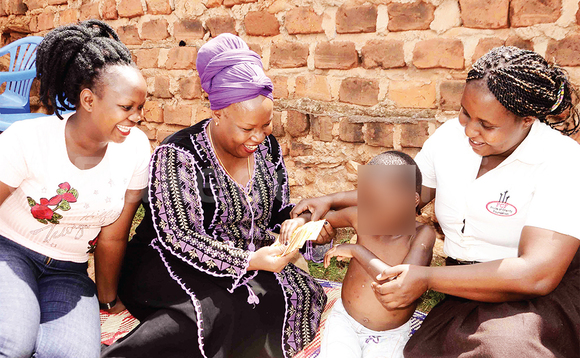 Maama Fiina (wakati) ng’akwasa omwana obukadde 2 obw’okumujjanjaba. Maama Fiina (wakati) ng’akwasa omwana obukadde 2 obw’okumujjanjaba.