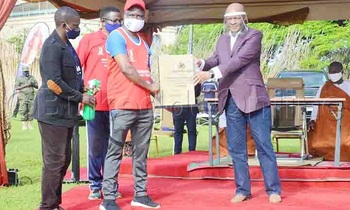 Dr.Nelson Musoba ng'akwasa Kabaka Ronald Muwenda Mutebi II ekirabo.(Ebif. Dickson Kulumba). Dr.Nelson Musoba ng'akwasa Kabaka Ronald Muwenda Mutebi II ekirabo.(Ebif. Dickson Kulumba).