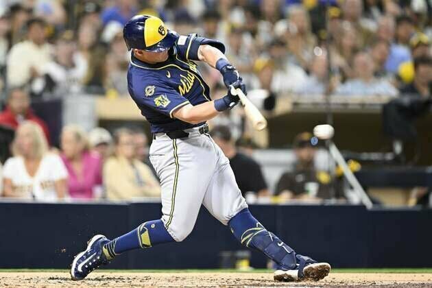 Padres edge Brewers in 11th to clinch playoff berth