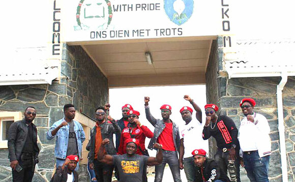 Bobi Wine ow'okuna ku kkono(mu bayimiridde) n'abamu ku bawagizi be ku kkomera Bobi Wine ow'okuna ku kkono(mu bayimiridde) n'abamu ku bawagizi be ku kkomera