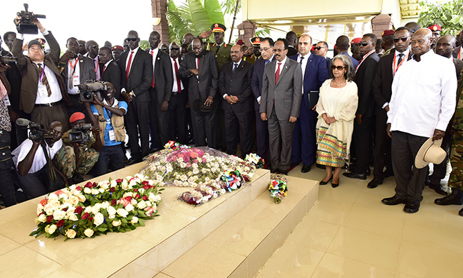 Museveni hails Kiir, Machar for signing peace agreement Museveni hails Kiir, Machar for signing peace agreement