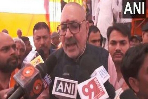 "No moral right to say anything on reservation": Giriraj Singh slams Tejashwi Yadav