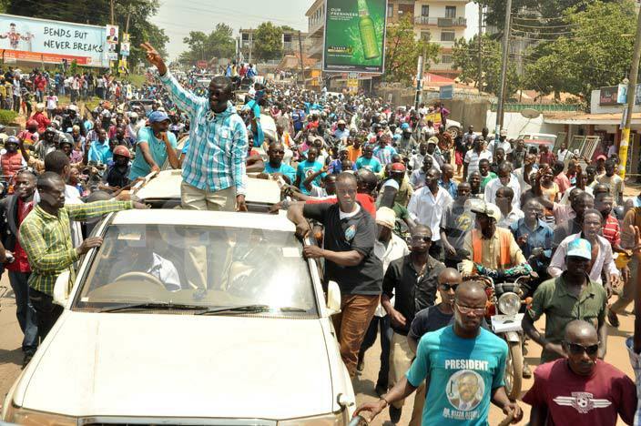 ol izza esigye waves to crowds in ansanga as during campaigns in akindye ivision ampala istrict on ed 10 eb 2016 