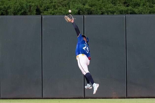 Twins await word on severity of CF Byron Buxton's shoulder injury
