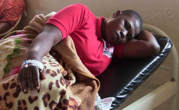 Omu ku bayizi abaakoseddwa omukka ogubalagala ng’ali ku kitanda mu ddwaliro e Mukono. Omu ku bayizi abaakoseddwa omukka ogubalagala ng’ali ku kitanda mu ddwaliro e Mukono.