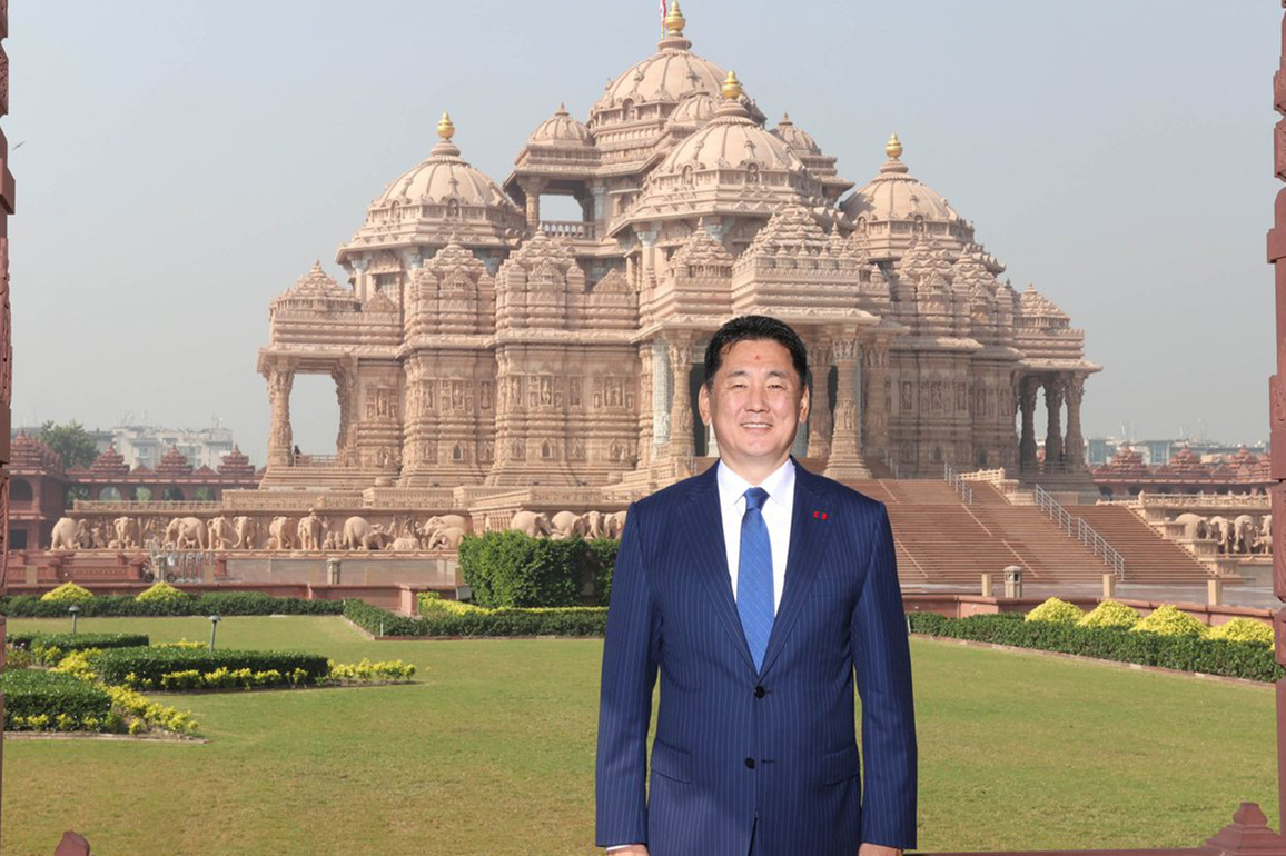 Mongolian President visits Akshardham temple in Delhi