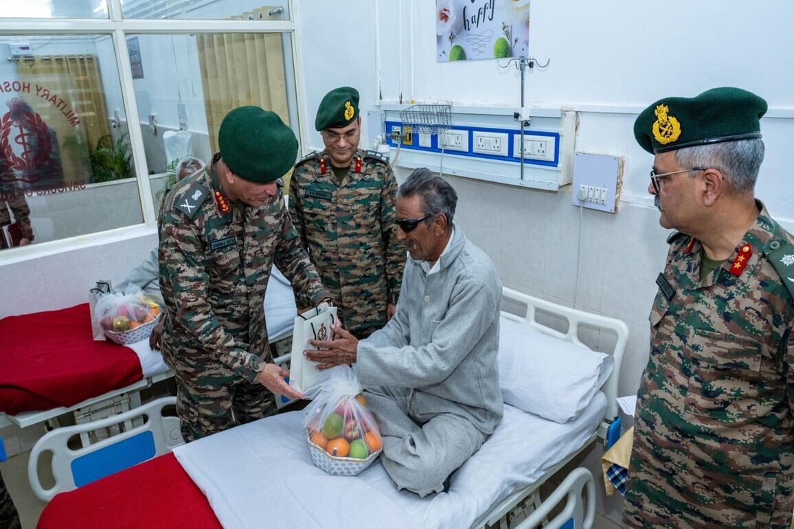 Army Commander reviews Gujarat borders, inaugurates mega eye camp, attends Shaurya Sandhya in Ahmedabad