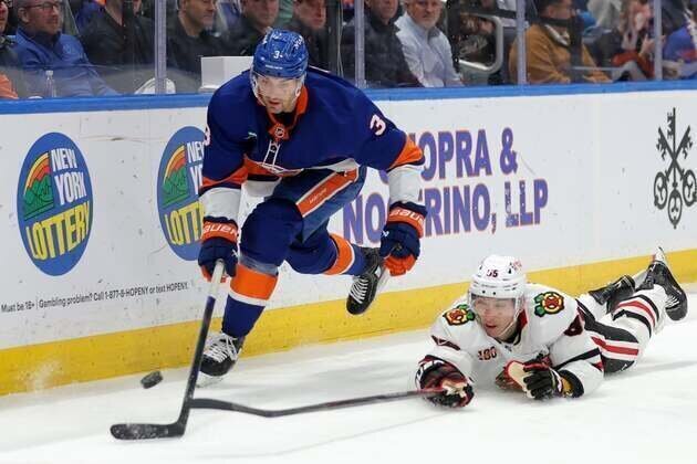 Blackhawks sink Islanders with midgame 4-goal surge