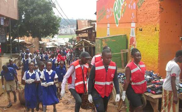 Aba Red Cross n'abaana b'amasomero nga balongoosa akabuga k'e Kinnawattaka. Aba Red Cross n'abaana b'amasomero nga balongoosa akabuga k'e Kinnawattaka.