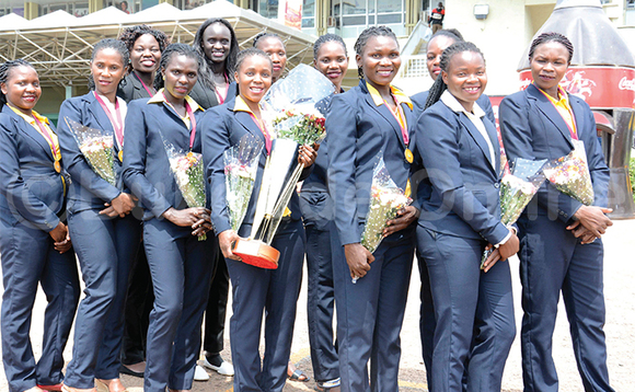 Abazannyi ba She Cranes ku kisaawe e Ntebe, bwe baali bava e Zambia gye baayitiramu okuzannya World Cup. Abazannyi ba She Cranes ku kisaawe e Ntebe, bwe baali bava e Zambia gye baayitiramu okuzannya World Cup.