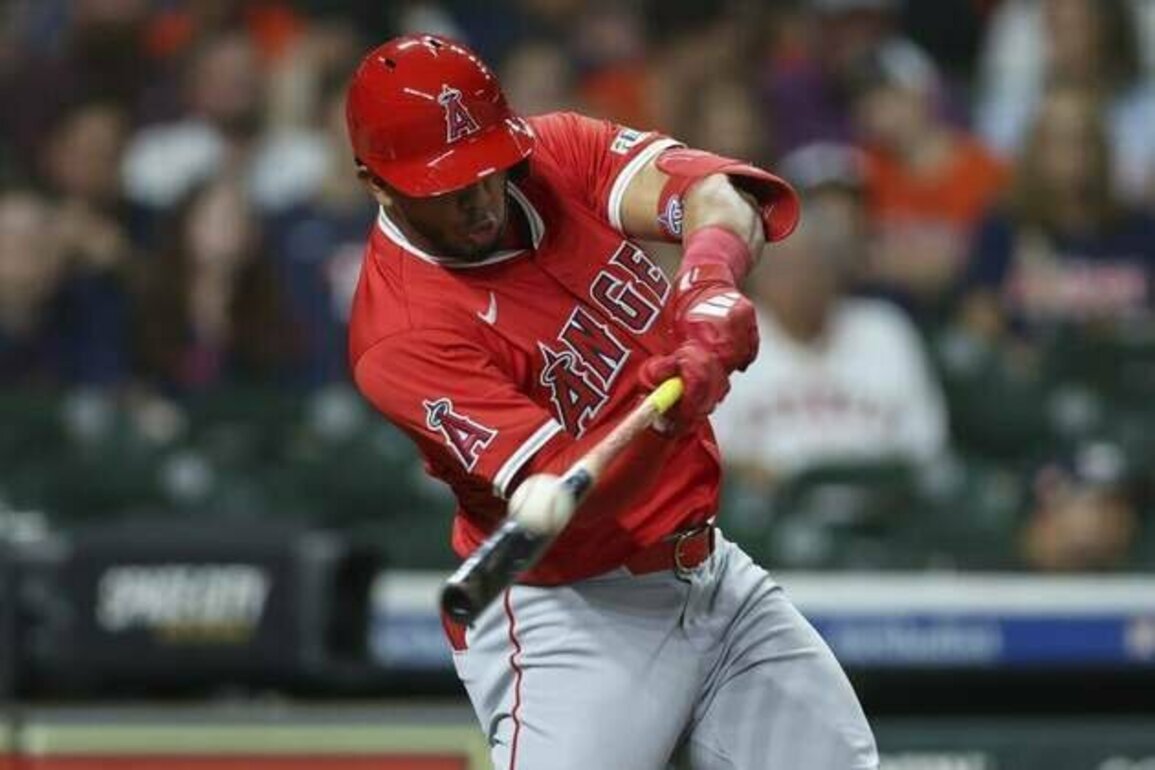Angels rally late, secure win over Astros