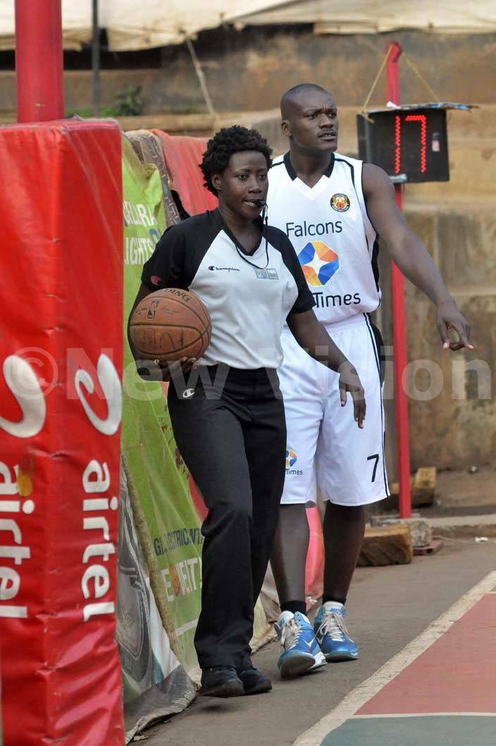  ariam irungi officiating the ushourt versus tarimes alcons league match at  a 9 2015 hoto by ichael subuga