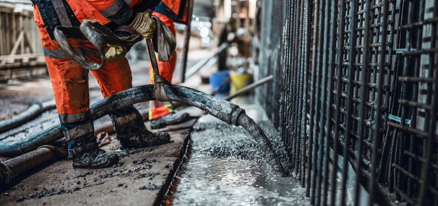 To stabilise the tunnel structure, which the Holzminde river flows through below the L550 highway, a reinforced inner shell was constructed using in-situ concrete and shotcrete