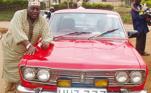 Hajji Kironde ng’ali ku mmotoka ye ekika kya Datsun eyakolebwa mu mwaka gwa 1972 gy’avuga. Hajji Kironde ng’ali ku mmotoka ye ekika kya Datsun eyakolebwa mu mwaka gwa 1972 gy’avuga.