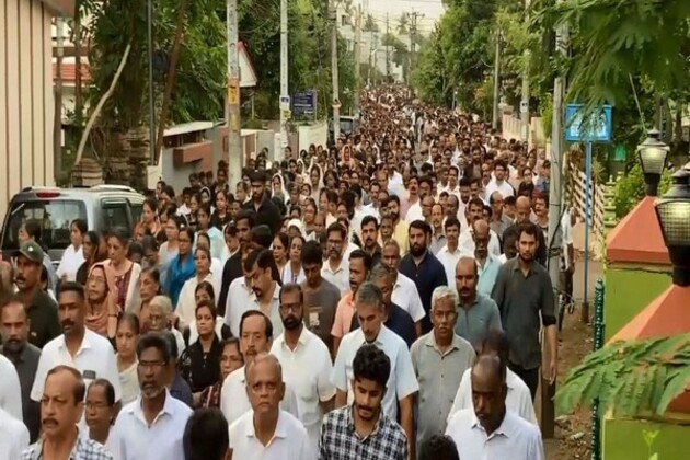 Kerala: Over 5,000 devotees participate in 'Way of the Cross' procession in Ollur on Good Friday