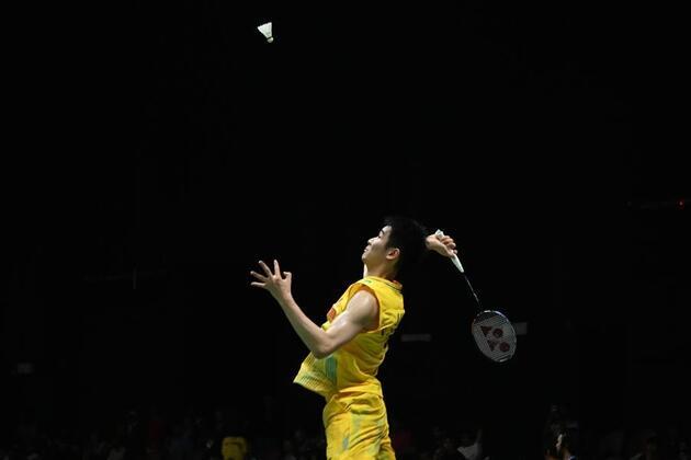 China's Li Shifeng crashes out of badminton World Championships