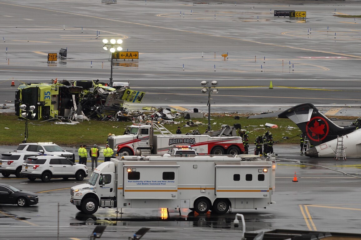 (SpotNews) U.S.-NEW YORK-PLANE-FIRE TRUCK-COLLISION
