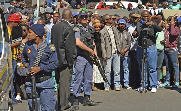 Poliisi ng'ekuuma abaabadde ku kkooti obatakola ffujjo Poliisi ng'ekuuma abaabadde ku kkooti obatakola ffujjo