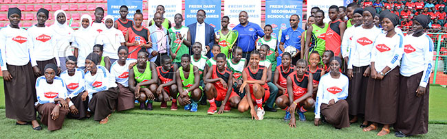  ports ommissioner mara pita center and resh iary arketing anager incent moth and ales anager enry samanya and  president  atrick kanya pose with some of the sporting students from the different schools during the launch