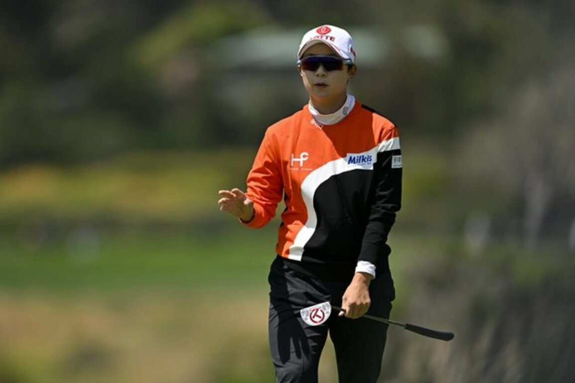 Hyo Joo Kim fires 7-under 64 for 2-shot lead at The Ascendant
