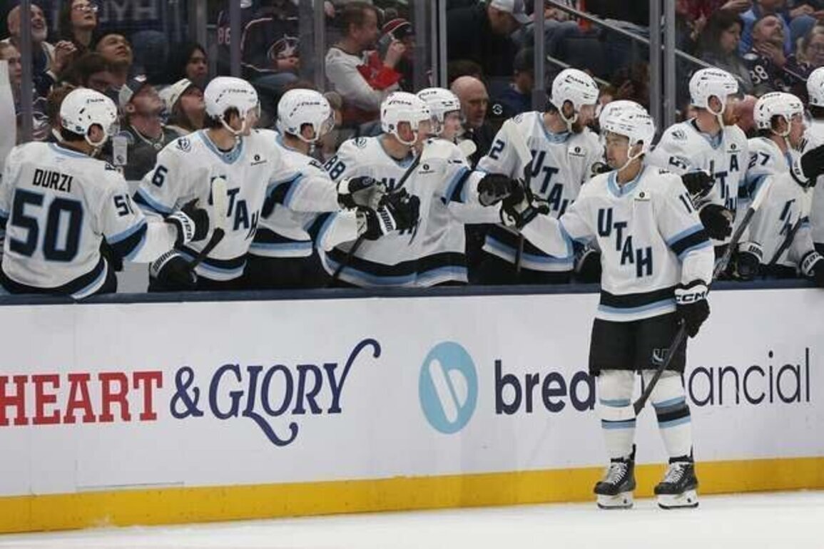 Hard-charging Mammoth bid to keep focus vs. reeling Blackhawks