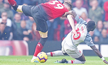 Scott McTominay (ku kkono) owa Liverpool kata afune kaadi olw’okusindika Sadio Mane. Baalemaganye 0-0 ne Liverpool. Scott McTominay (ku kkono) owa Liverpool kata afune kaadi olw’okusindika Sadio Mane. Baalemaganye 0-0 ne Liverpool.