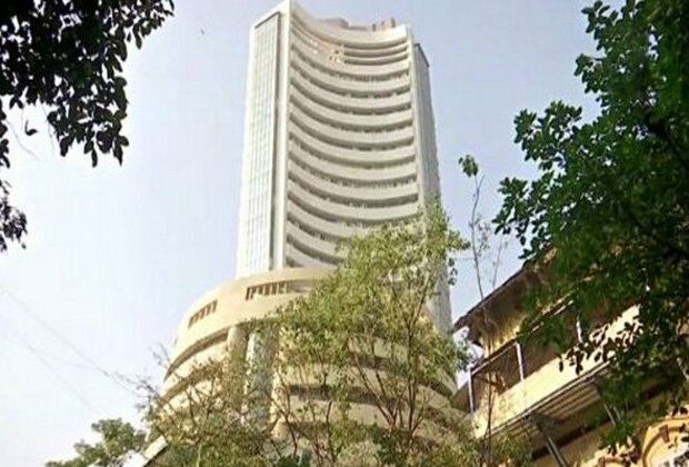 Amid continues selling by FIIs, Nifty maintains 25,000 levels with support from DIIs