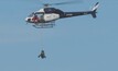 Técnicos da Vale fazem rapel em helicópteros para monitorar barragem