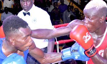 Joshua Tukamuheebwa ku kkono ng'attunka ne Yasin Adinan mu z'okusunsula Joshua Tukamuheebwa ku kkono ng'attunka ne Yasin Adinan mu z'okusunsula