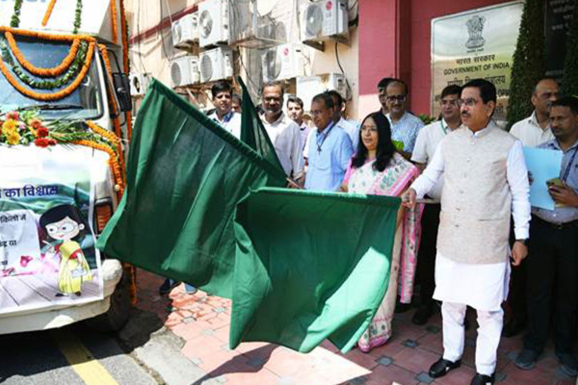Union Food and Consumer Affairs Minister flags off vans selling subsidised onions at Rs 24 per kg