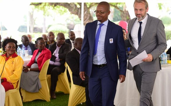 Moses Magogo pulezidenti wa FUFA ng'ali n'omutendesi wa Cranes omuggya mu maka ga Pulezidenti e Rwakitura Moses Magogo pulezidenti wa FUFA ng'ali n'omutendesi wa Cranes omuggya mu maka ga Pulezidenti e Rwakitura