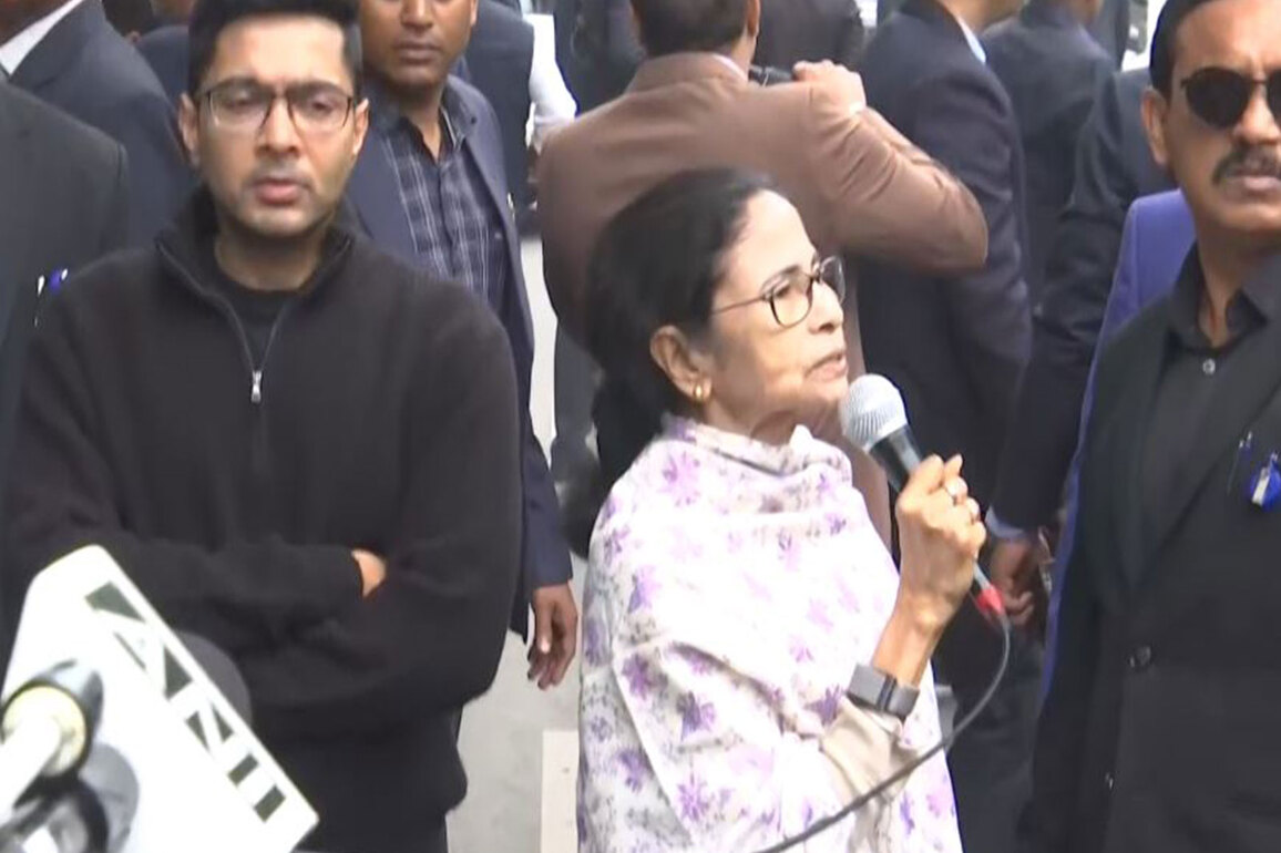 "Feudal system is still in operation in Delhi": West Bengal CM meets families affected by SIR in Banga Bhavan