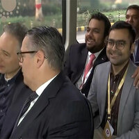 Delhi: American Physicist and delegates travel onboard green hydrogen bus to Bharat Mandapam