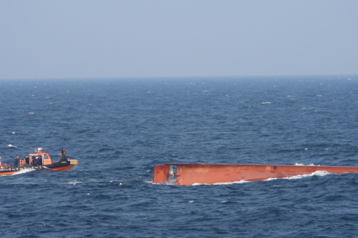 Photo Flash | 3 missing, 2 rescued in cardiac arrest after fishing boat capsizes off southwestern S. Korea