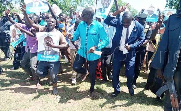 Amuriat ng'azina n'abawagizi be gye buvuddeko e Lango. Amuriat ng'azina n'abawagizi be gye buvuddeko e Lango.