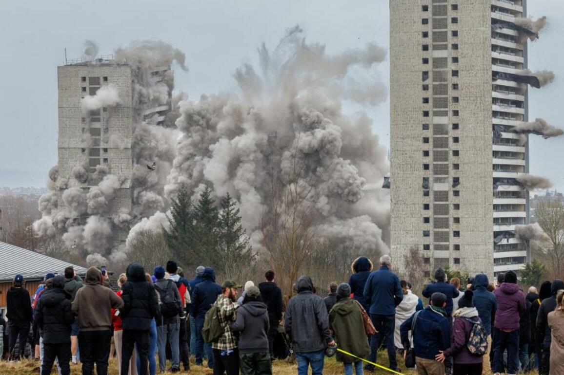 Watch as hundreds of Scots turn out for Glasgow high rise demolitions