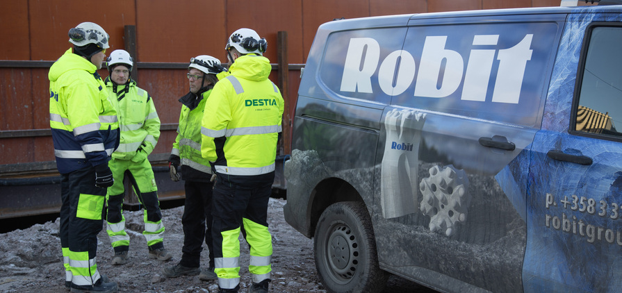 (l to r) Robit’s drill master Raivo Forsel with site supervisor Ahti Liivak, site manager Kai Jaakkola and site supervisor Santeri Niemi from Destia
