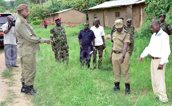 Pulezidenti ng’ayogera n’abeebyokwerinda e Bundibugyo eggulo. Pulezidenti ng’ayogera n’abeebyokwerinda e Bundibugyo eggulo.
