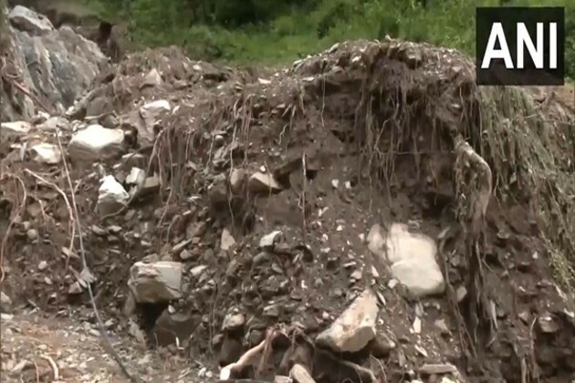 Himachal Pradesh: Houses damaged, vehicles washed away due to heavy rain and cloudburst