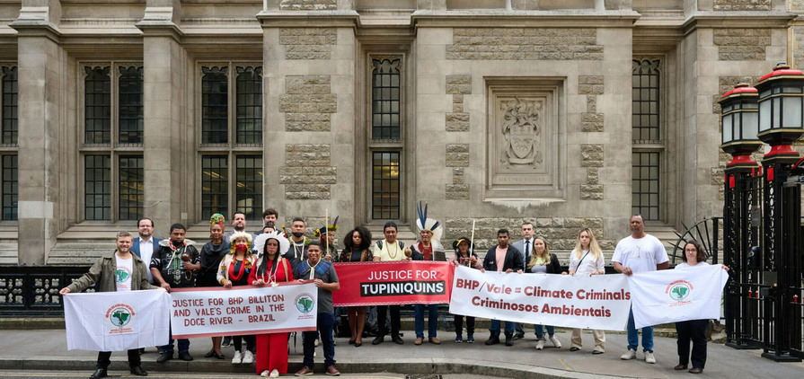 Vítimas de Mariana protestam em frente a tribunal na Inglaterra reino unido indenização rompimento barragem fundão
