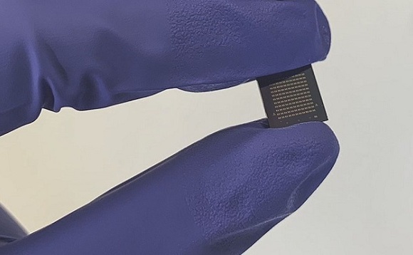 Oxford researchers create the world's first ultra-fast, polarisation-based photonic chip. Image Credit: Oxford University