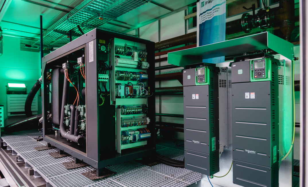 Fraunhofer IEG operates a research and testing facility for high-temperature heat pumps in Cottbus, which can be used to test units for district heating and steam generation